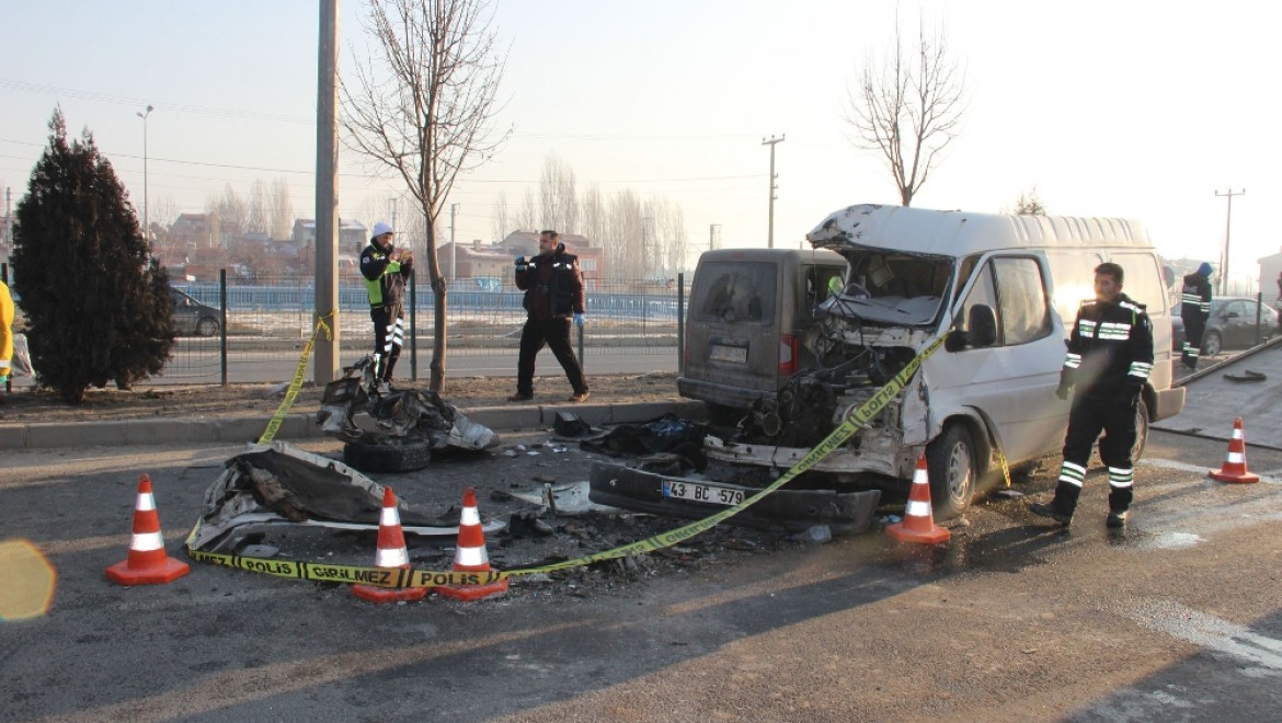 Kütahya'da zincirleme trafik kazası: 1 ölü, 1 yaralı