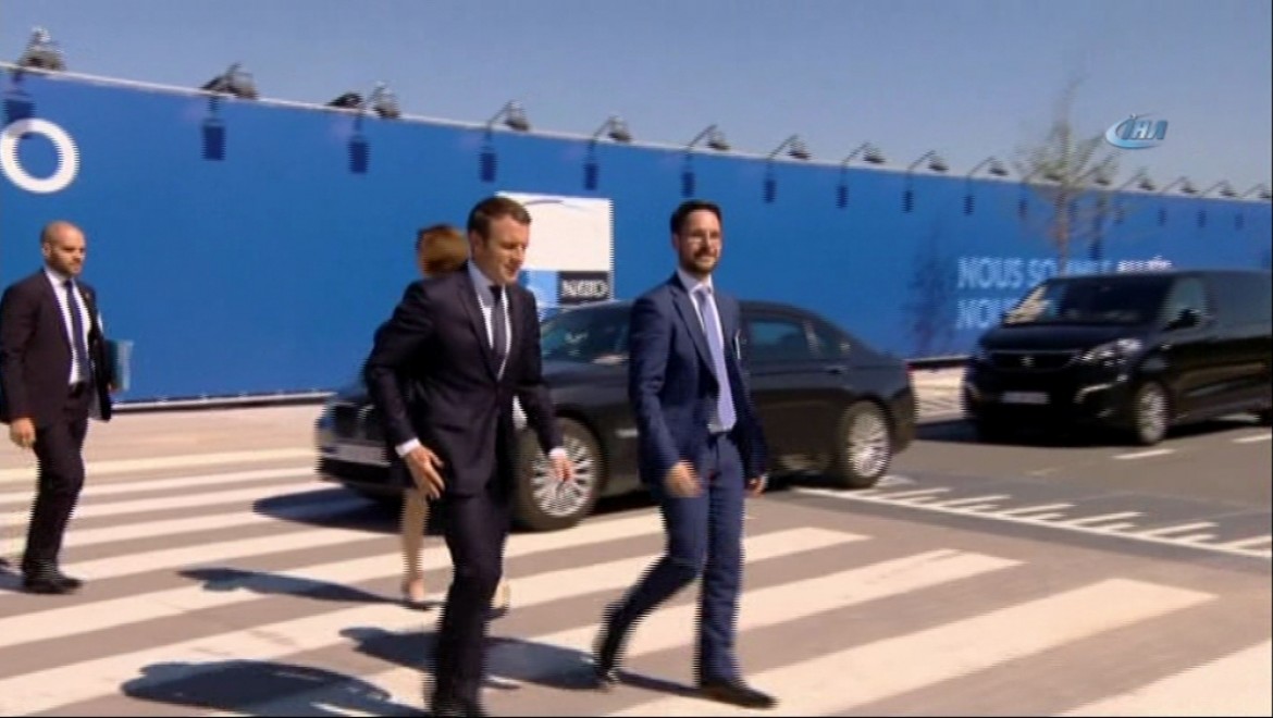 Macron NATO Karargah binasına geldi