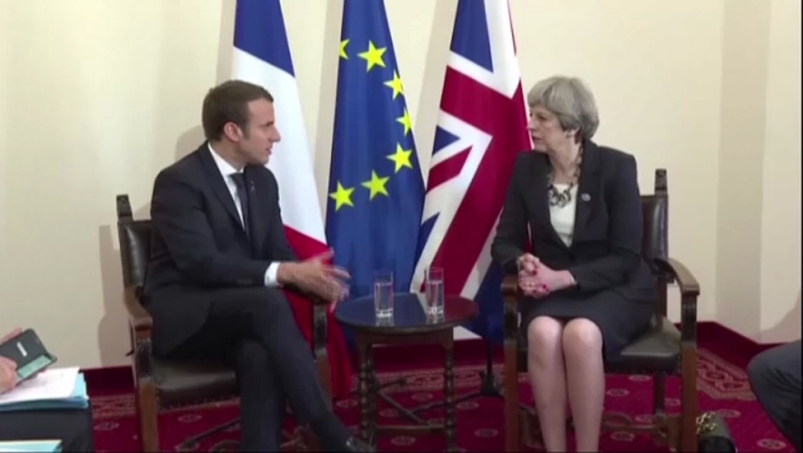 Macron Theresa May ile görüştü