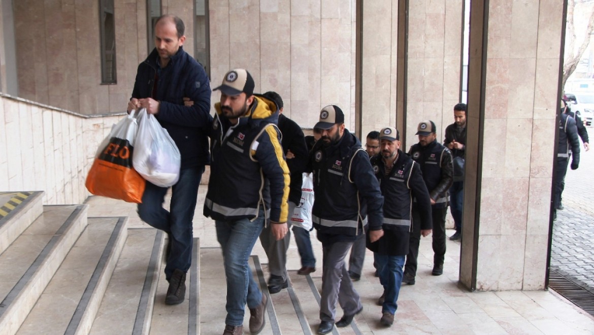 Malatya'da 17 öğretmen FETÖ'den tutuklandı