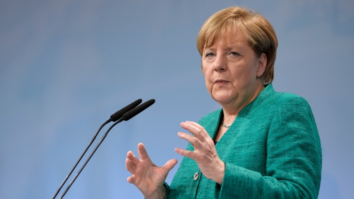 Merkel: AB ülkeleri kendi gelecekleriyle ilgilenmeli