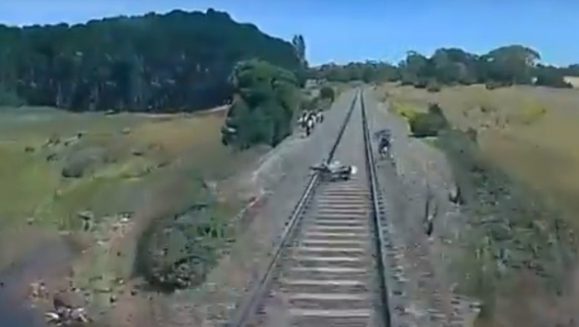 Motosikletli trenin altında kalmaktan son anda kurtuldu