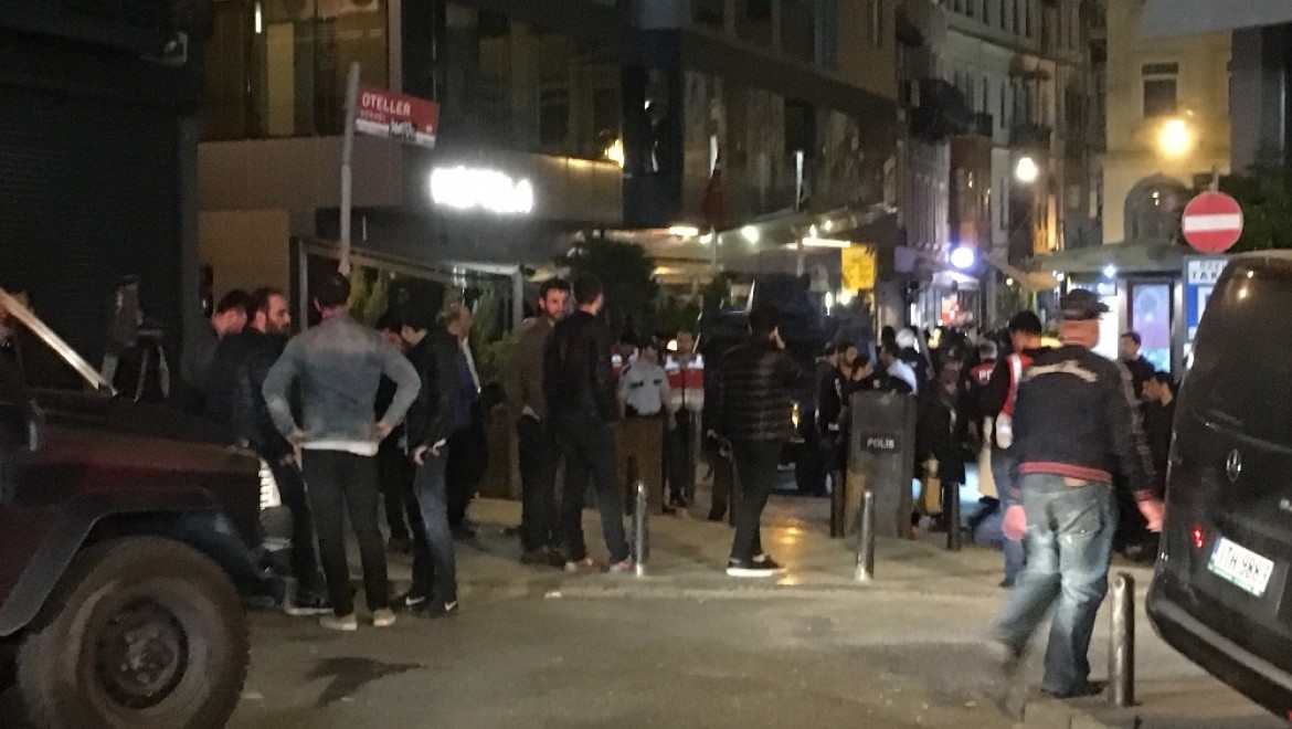 Olimpiakos taraftarları Taksim'de ortalığı birbirine kattı