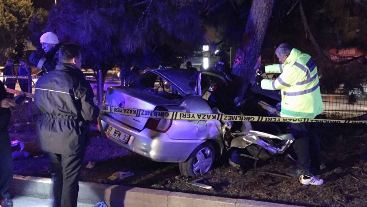 Otomobil ağaca çarptı: 2 ölü, 2 yaralı