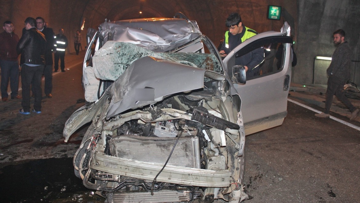 Otomobil tünel girişi takla attı: 2 ölü