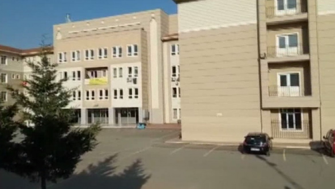 Pendik'te okula silahlı baskın: Yaralılar var