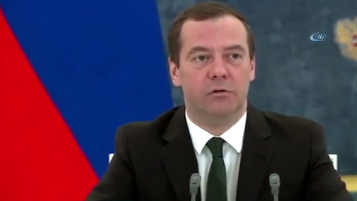 Rus Başbakan Medvedev'den bakana fırça