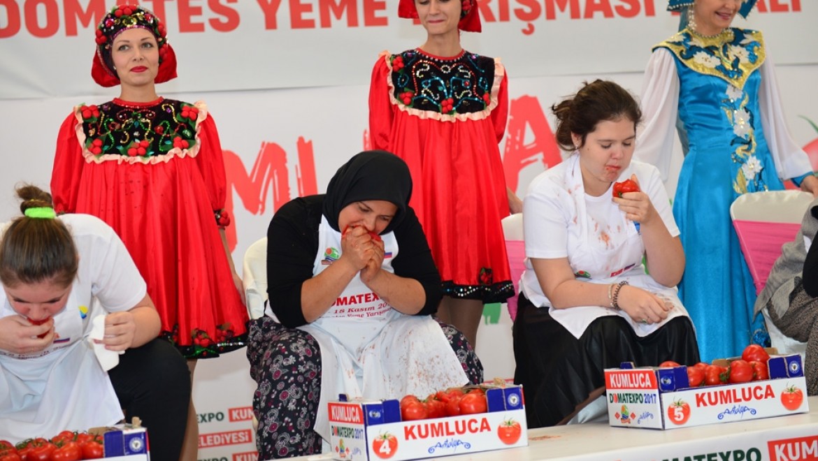 Rus ve Türk kadınlar domates yeme yarışı yaptı