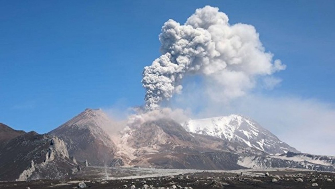 Rusya'da yanardağ 6 kilometre yüksekliğe lav püskürttü