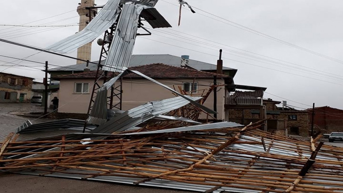 Konya'da şiddetli rüzgar çatıları uçurdu
