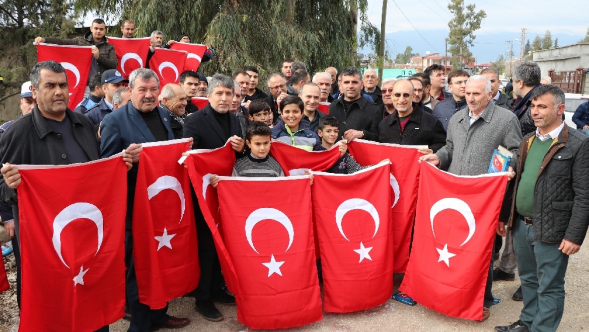 Sıfır noktasında vatandaşlara Türk bayrağı dağıtıldı