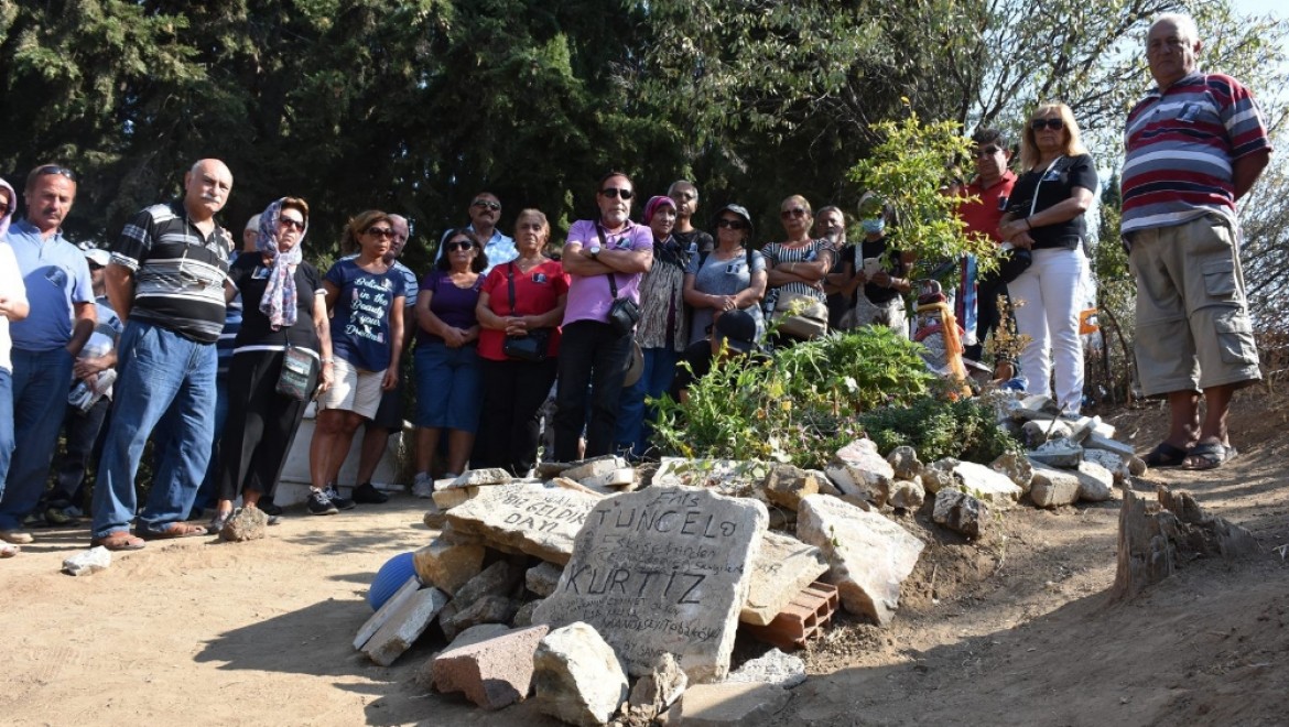 Tuncel Kurtiz Edremit'te mezarı başında anıldı