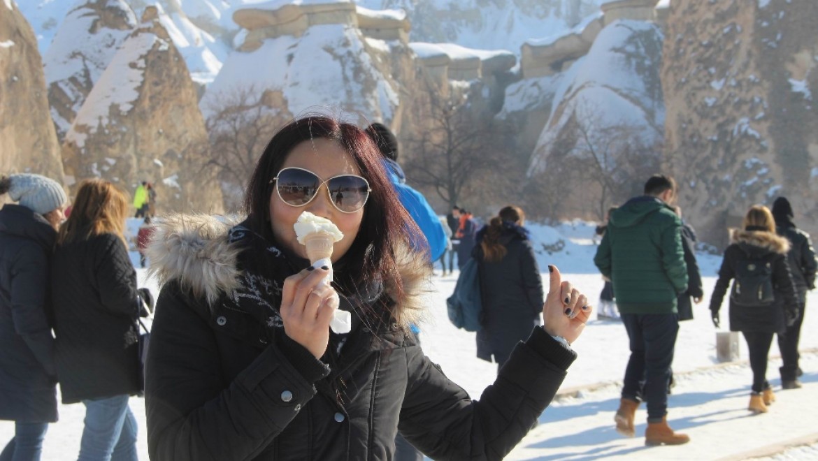 Turistlerin eksi 15 derecede dondurma keyfi