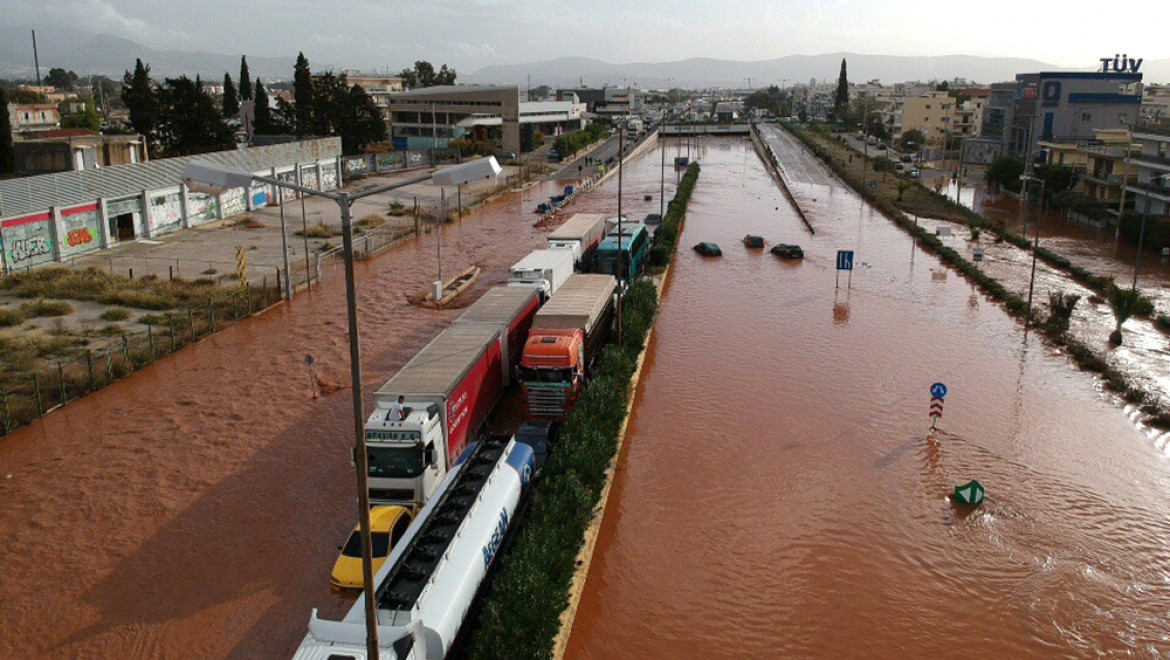 Yunanistan'ı sel vurdu: 10 ölü