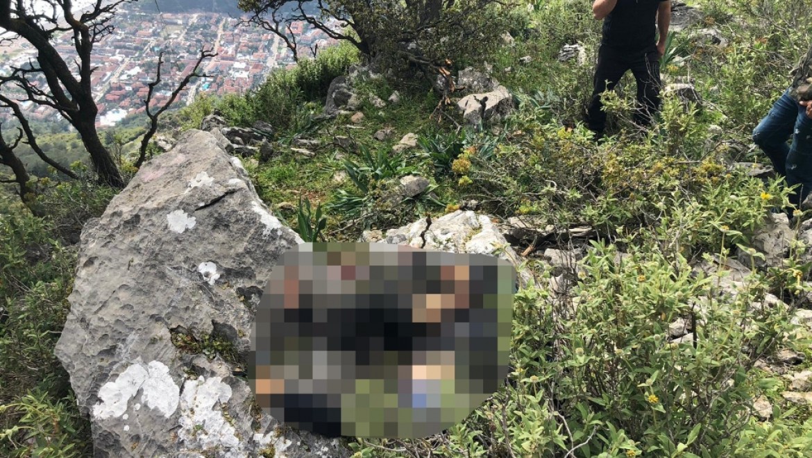 Kayalıklara Düşen Paraşüt Pilotu Ve Yabancı Yolcu öldü
