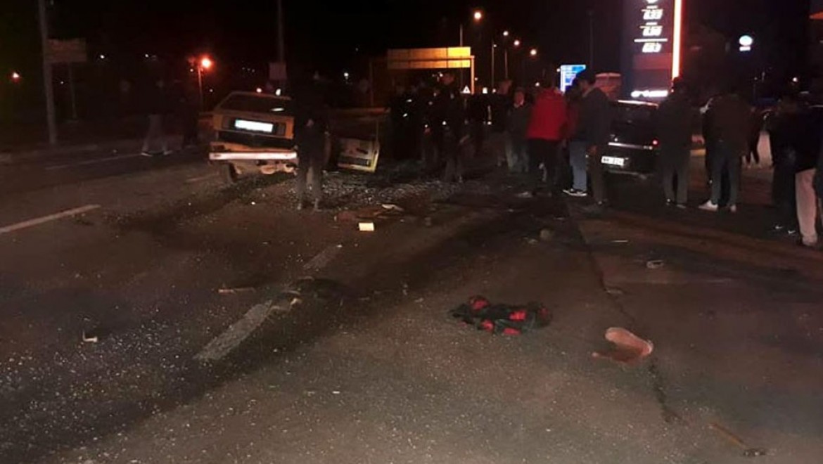Otomobiller çarpıştı: 1 ölü, 2 Yaralı