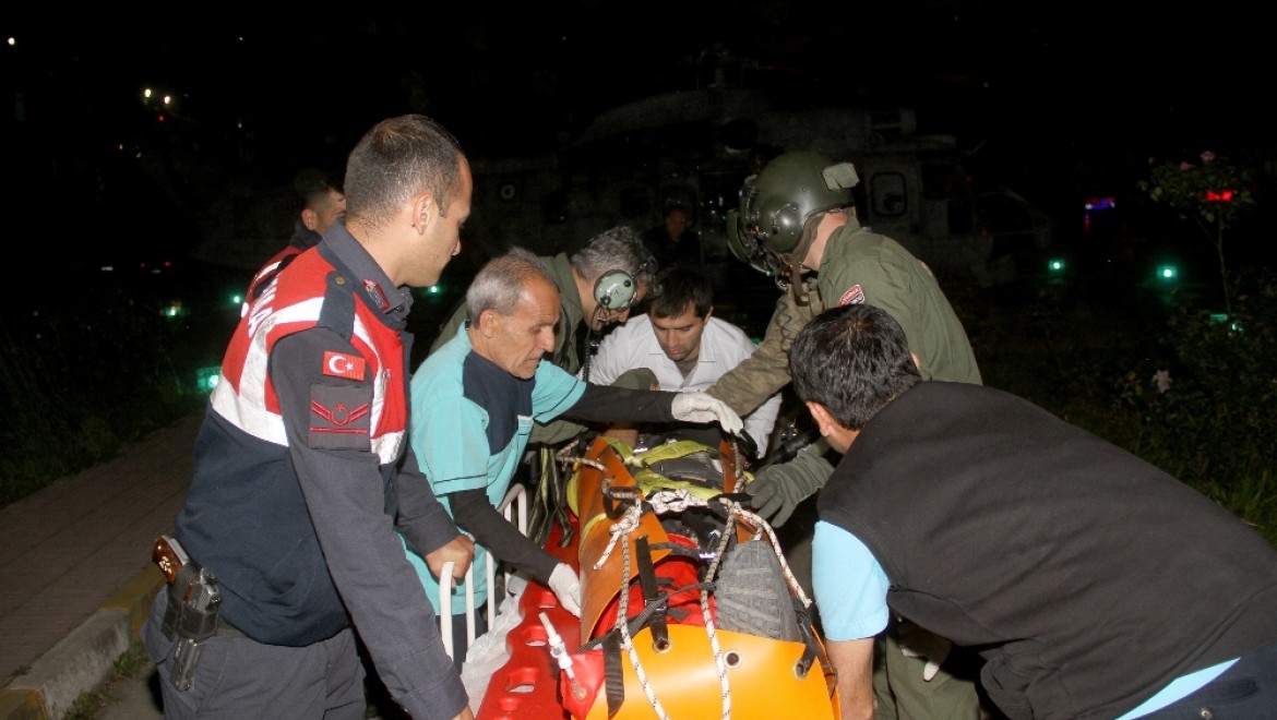Paraşütle Kayalıklara Düşen Genci Askeri Helikopter Kurtardı