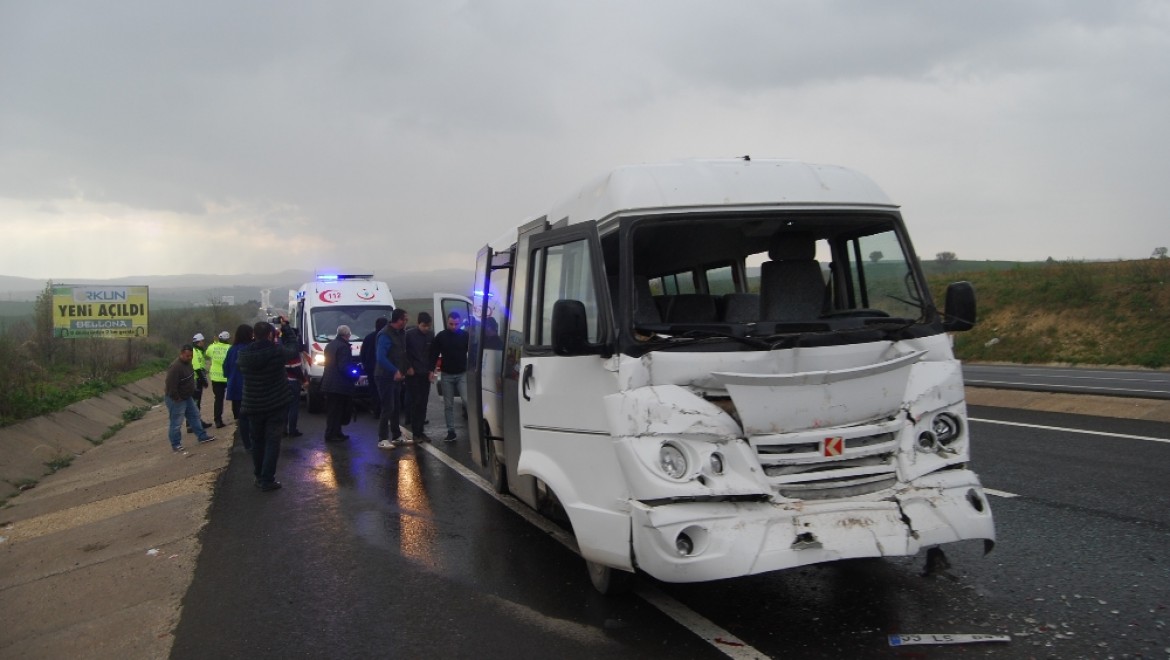 Tekirdağ’da öğrenci Servisi Kamyona çarptı: 15 Yaralı