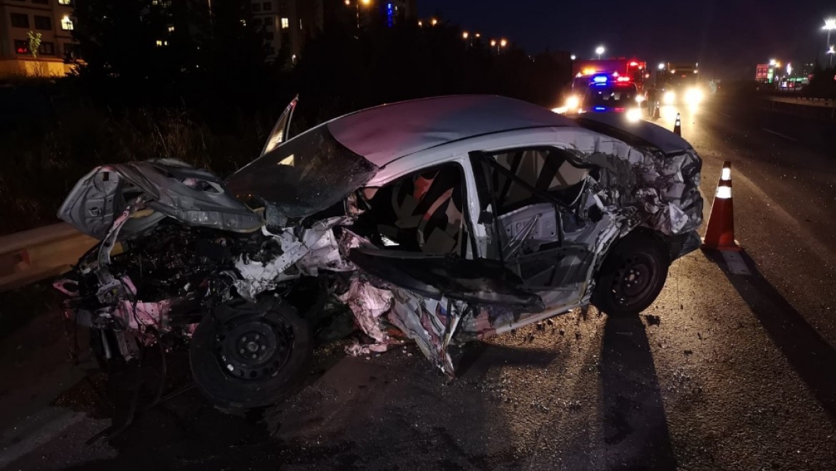 Tıra Arkadan çarpan Otomobilin Hız Kadranı 200’de Takılı Kaldı: 1 Ağır Yaralı
