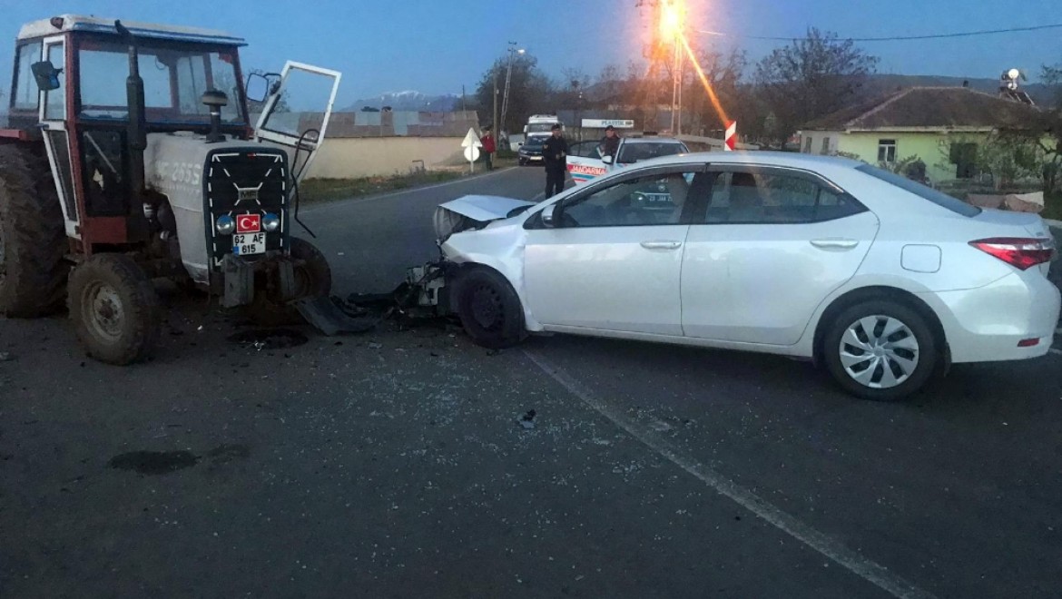 Traktör İle Otomobil çarpıştı: 5 Yaralı