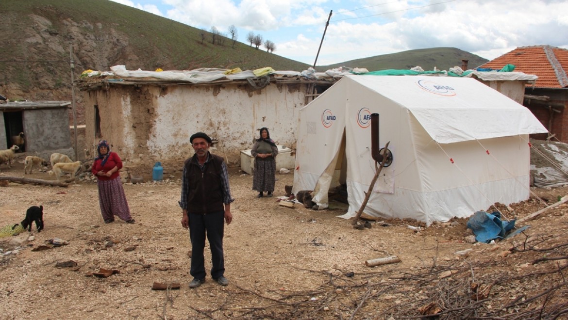 Yaşanan Depremlerden Dolayı Vatandaş Evlerine Giremiyor