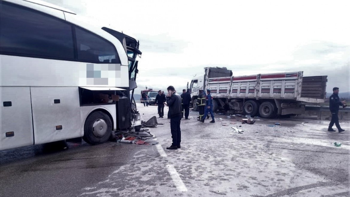 Yolcu Otobüsü Kamyonla çarpıştı: 15 Yaralı