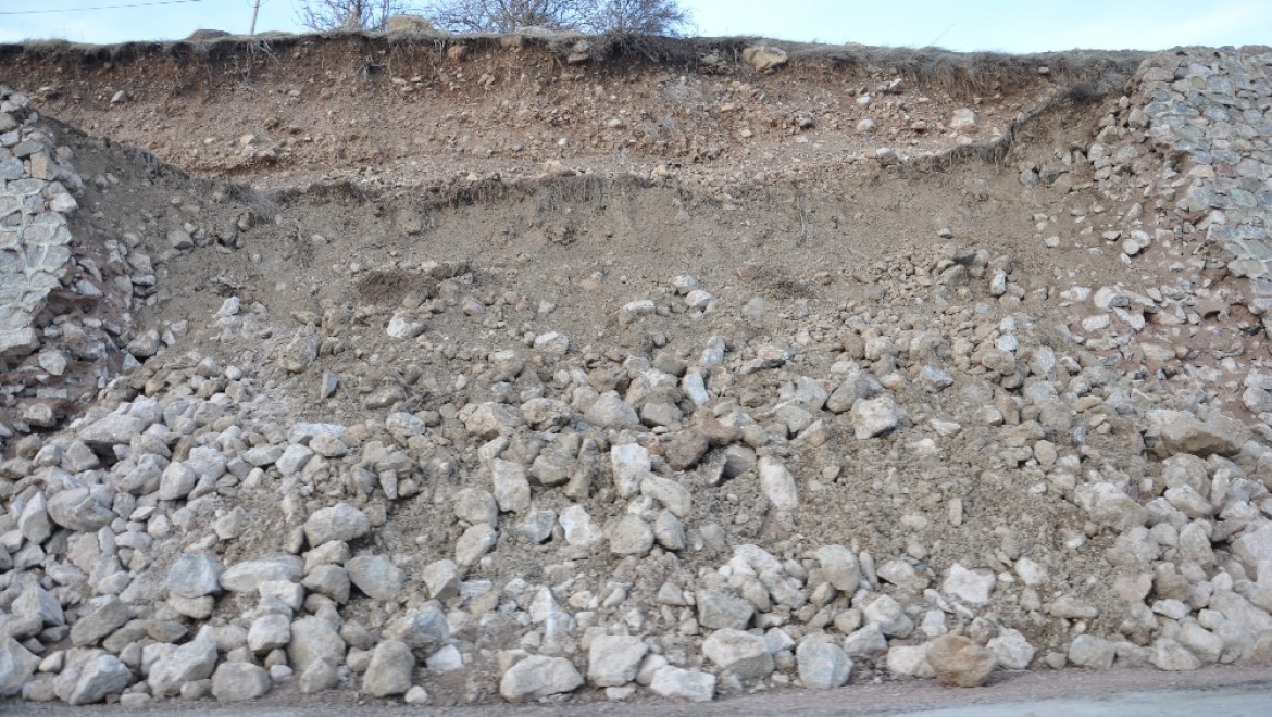 Yüksekova'da İstinat Duvarı çöktü