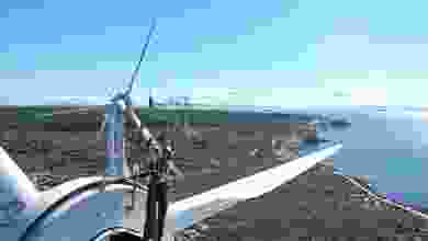 Bozcaada'daki rüzgar türbinlerinin metrelerce yükseklikteki zorlu bakımı FPV dronla görüntülend