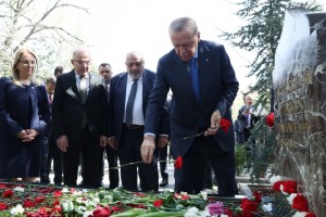 Cumhurbaşkanı Erdoğan, Alpaslan Türkeş'in kabrini ziyaret etti
