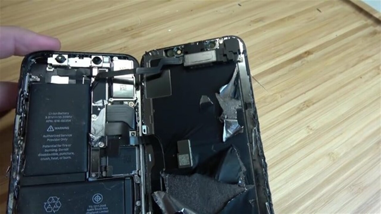 Baba ile oğul iPhone X'i parçaladı! İşte içinden çıkanlar 12