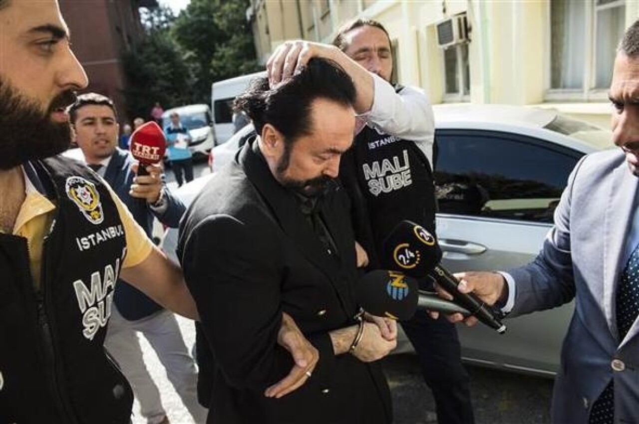 Adnan Oktar'ın evinde bunlar yakalandı 6