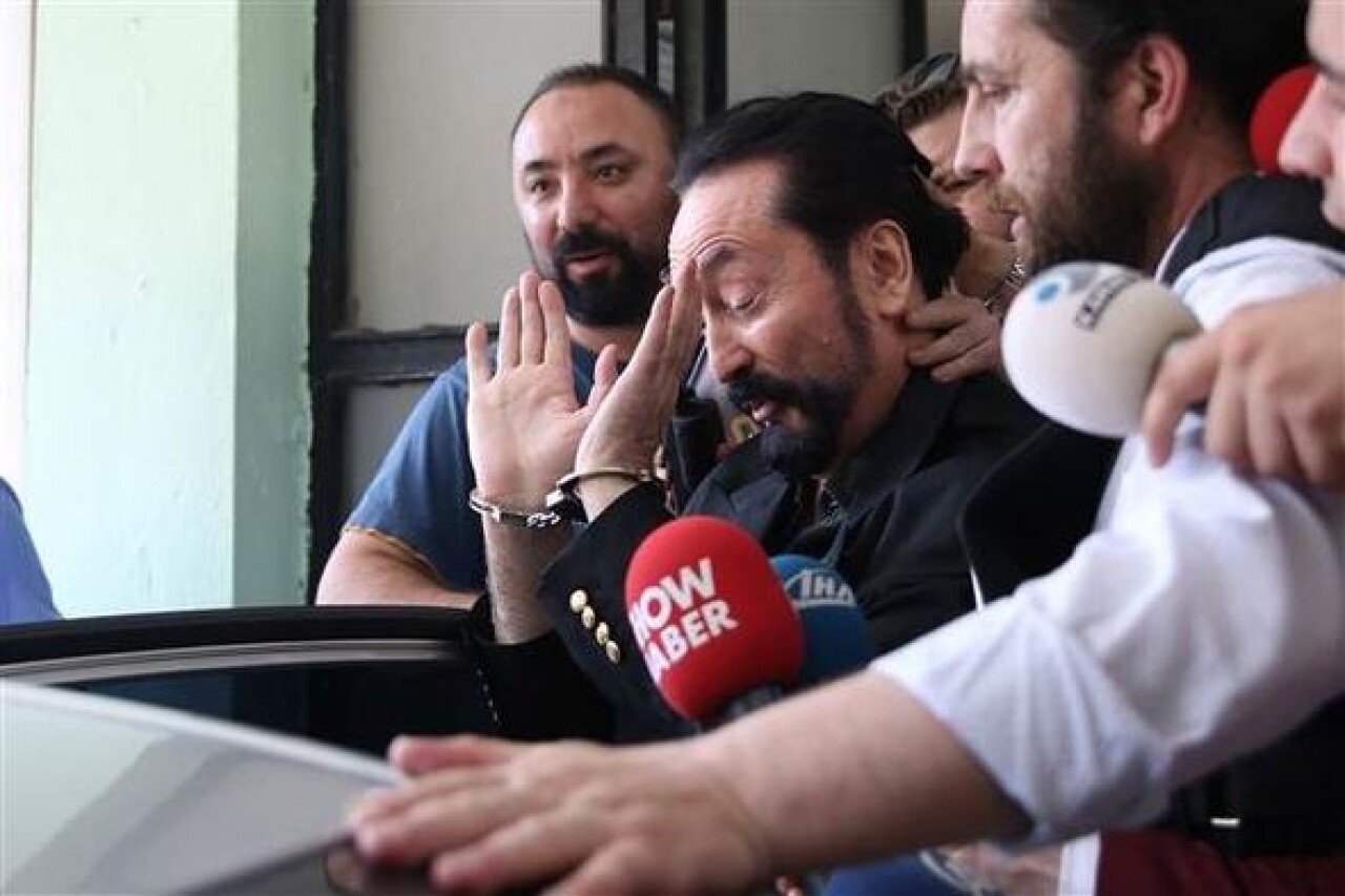 Adnan Oktar'ın evinde bunlar yakalandı 7