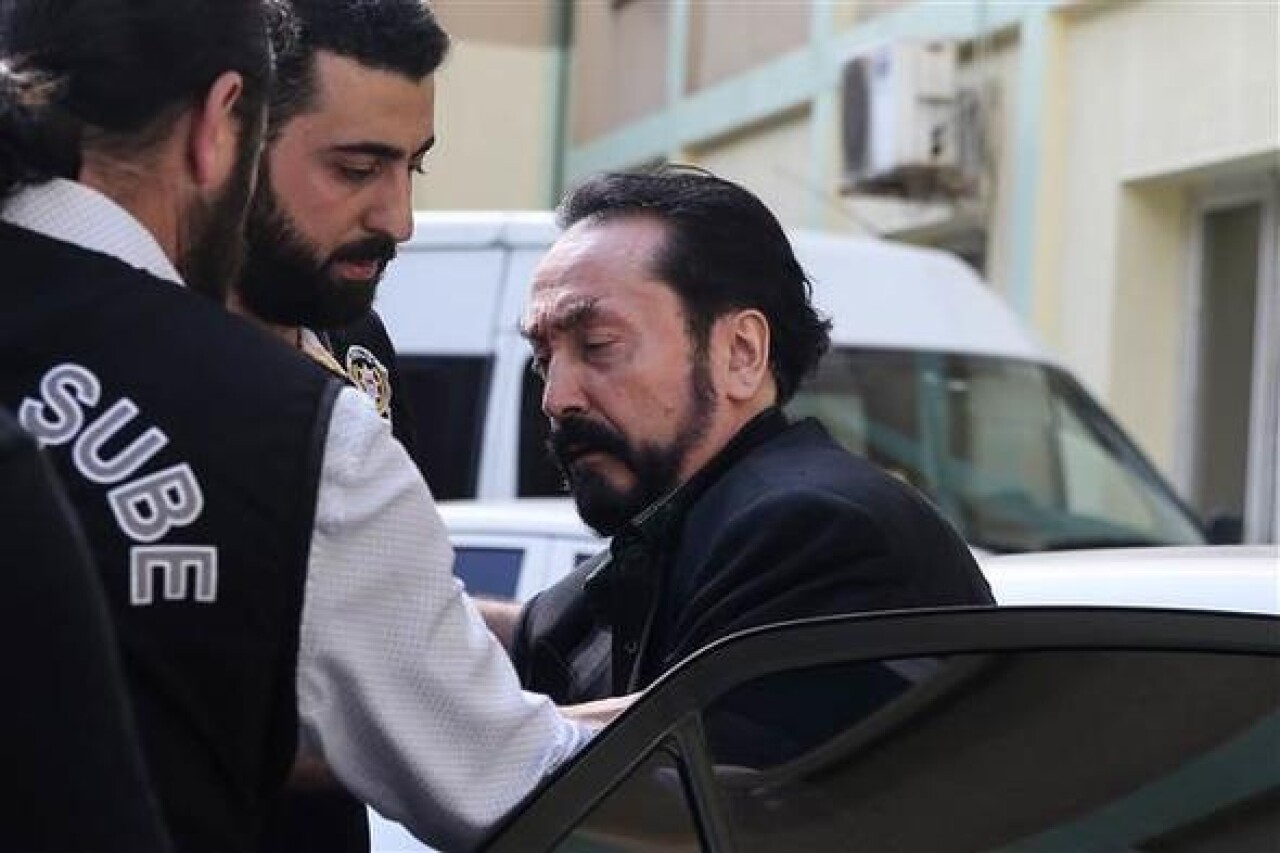 Adnan Oktar'ın evinde bunlar yakalandı 8