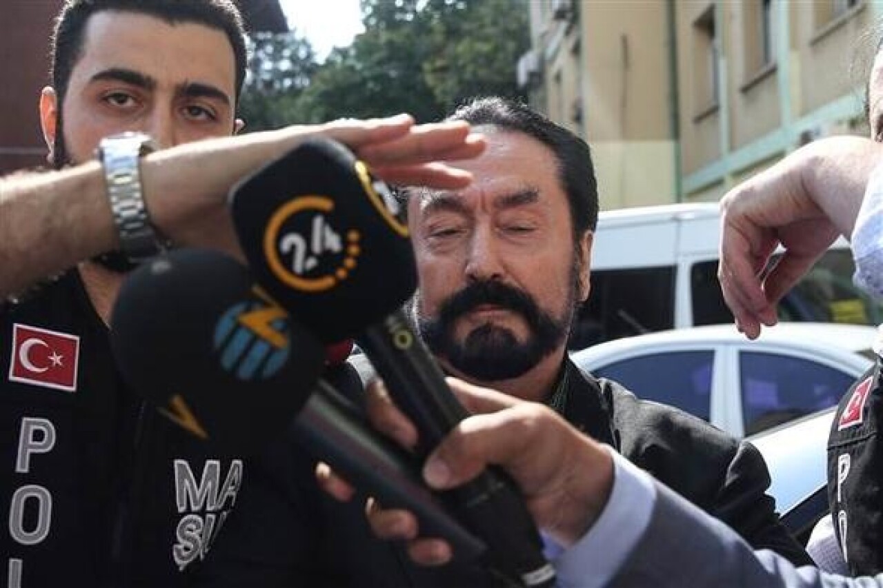 Adnan Oktar'ın evinde bunlar yakalandı 12