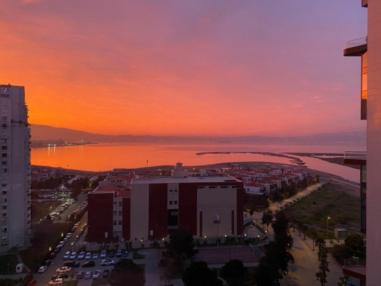 İzmir’de gökyüzü kızıla büründü 6