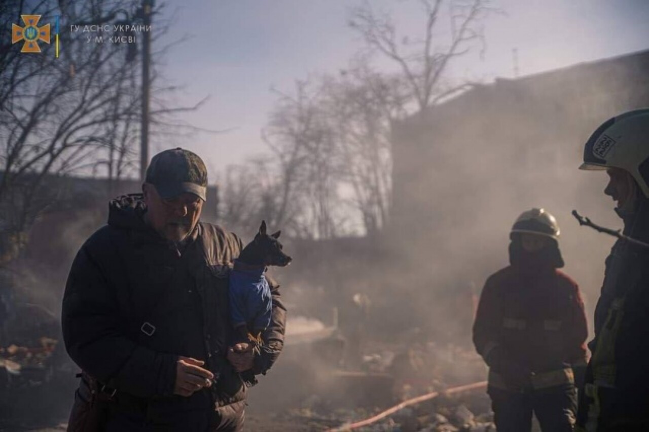 Kiev’in Podil semtine bu sabah füze parçası düştü 1