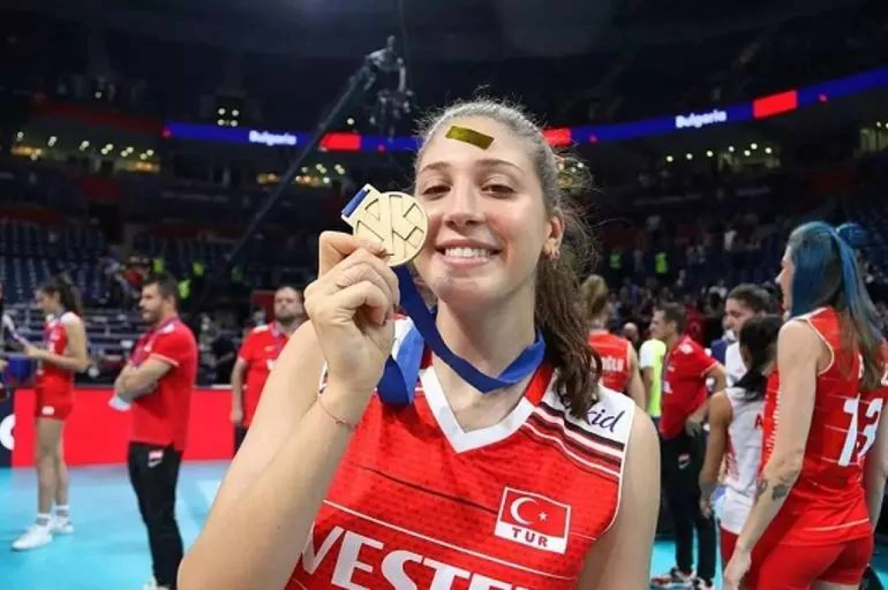 Milli voleybolcu İlkin Aydın kimdir, kaç yaşında, evli mi? 8