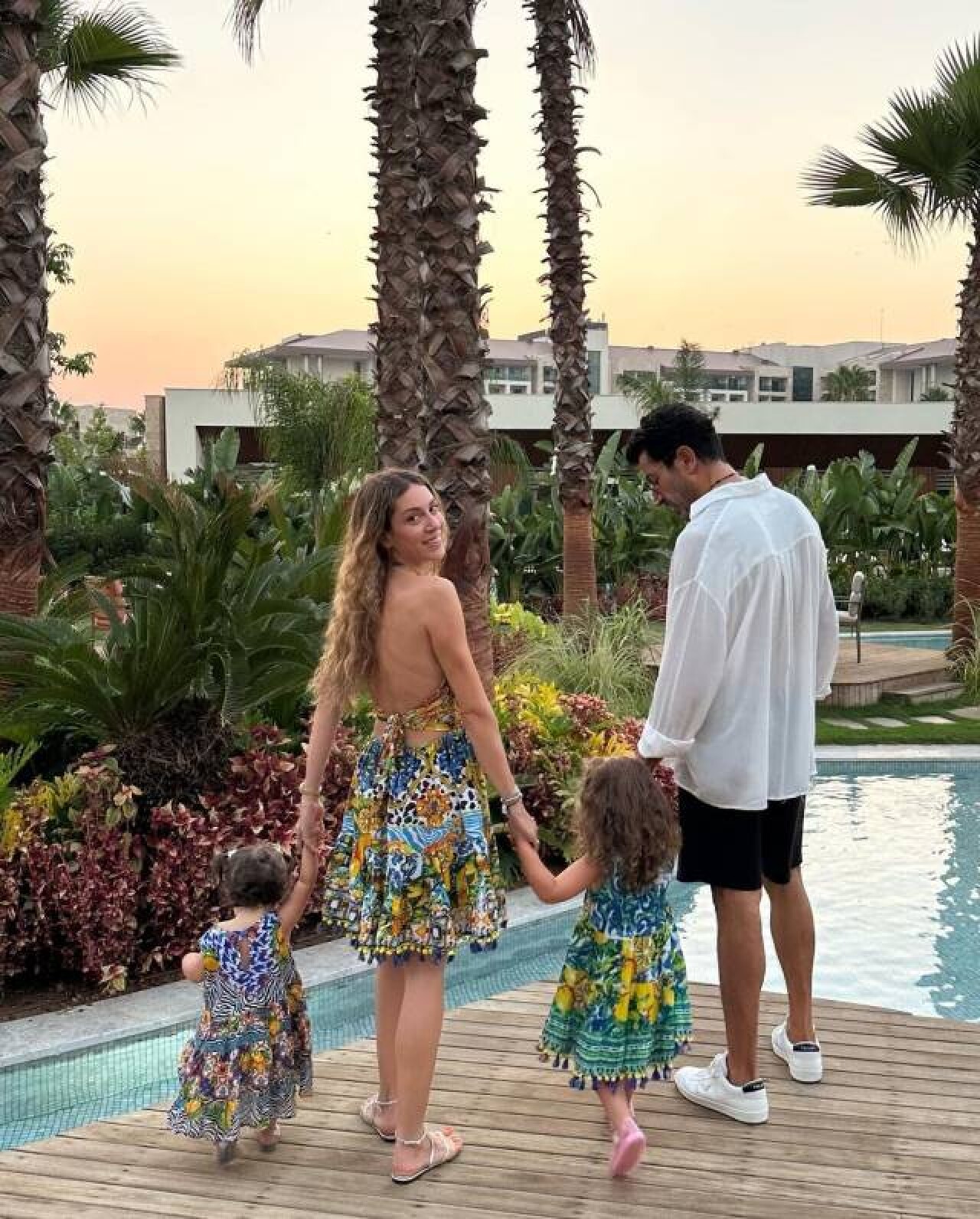 Kenan İmirzalıoğlu ve Sinem Kobal çifti kızlarıyla ilk aile pozunu paylaştı! 1