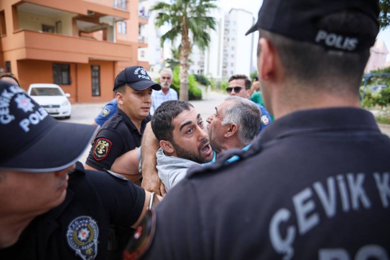 Sitenin tahliyesi sırasında gergin anlar: Polis ile daire sahipleri karşı karşıya geldi 7