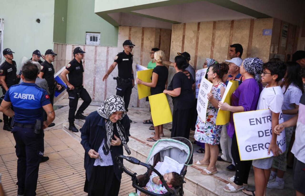 Sitenin tahliyesi sırasında gergin anlar: Polis ile daire sahipleri karşı karşıya geldi 6