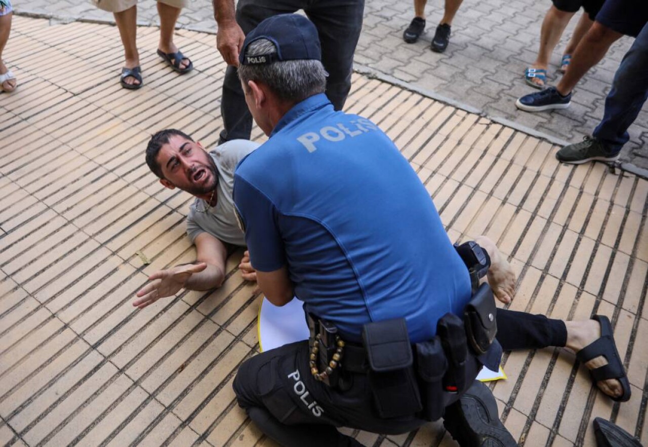 Sitenin tahliyesi sırasında gergin anlar: Polis ile daire sahipleri karşı karşıya geldi 4