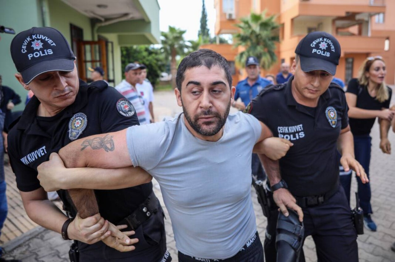 Sitenin tahliyesi sırasında gergin anlar: Polis ile daire sahipleri karşı karşıya geldi 3