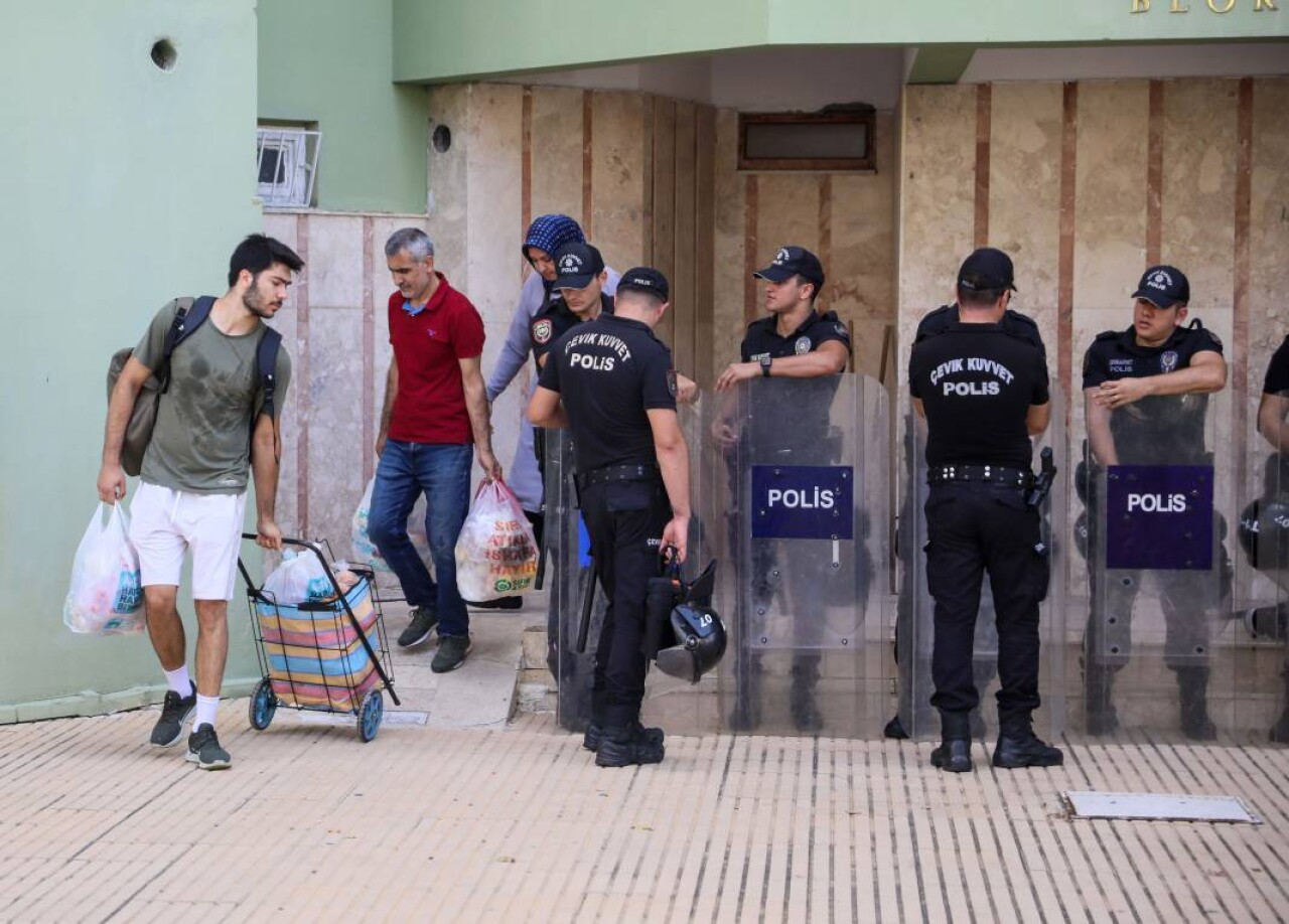 Sitenin tahliyesi sırasında gergin anlar: Polis ile daire sahipleri karşı karşıya geldi 2