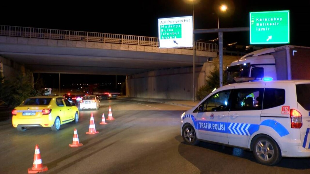 Faciaya ramak kala! Dinamit yüklü kamyon devrildi: Yol trafiğe kapatıldı 5