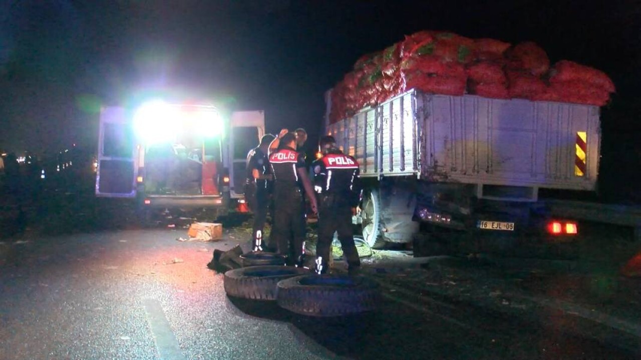 Faciaya ramak kala! Dinamit yüklü kamyon devrildi: Yol trafiğe kapatıldı 1