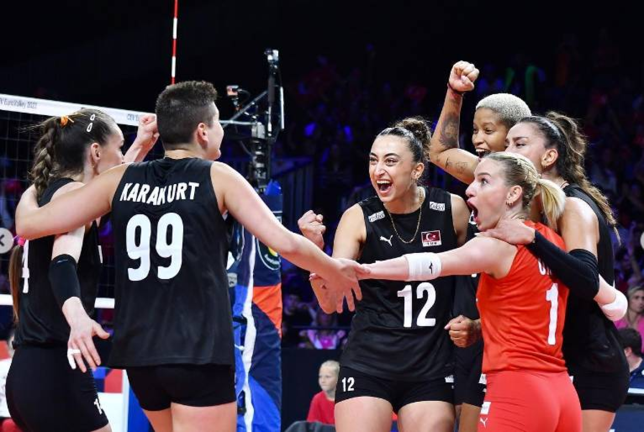 Voleybolcu Elif Şahin kim, yaşı, boyu kaç, evli mi, doğum tarihi, nereli, kardeşi kim, hangi takımda, sevgilisi, Instagram? 1