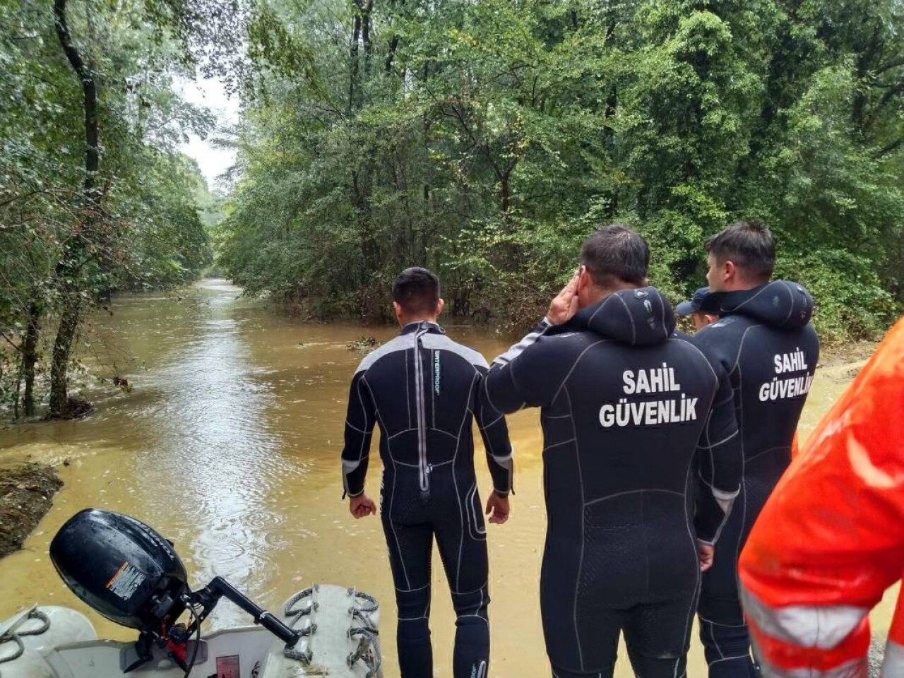 İlde sel felaketi! Dereler taştı, yollar kapandı: 2 ölü, 4 kayıp 8