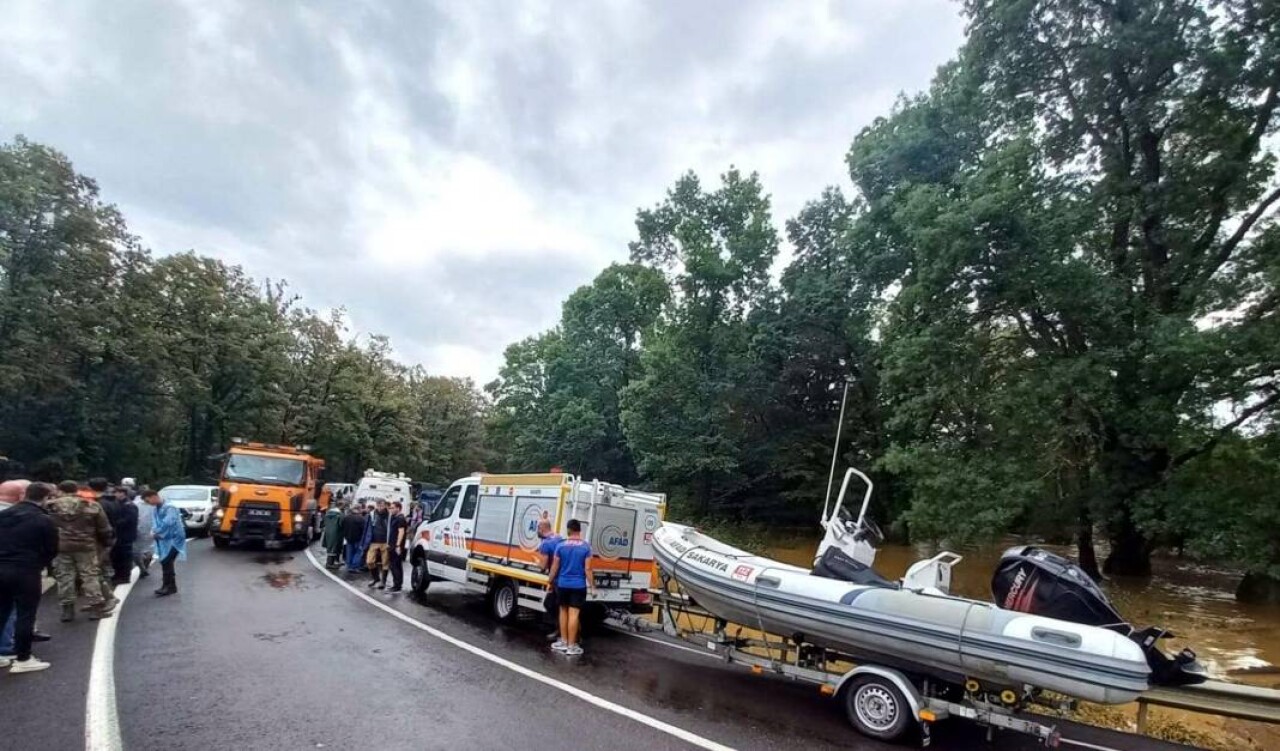 İlde sel felaketi! Dereler taştı, yollar kapandı: 2 ölü, 4 kayıp 4