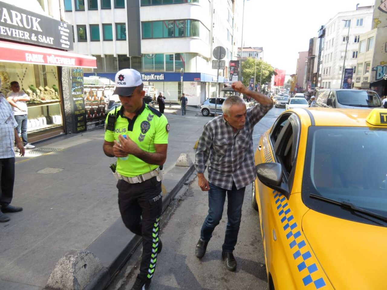 Ceza yazılmasına sinirlendi, aracını yumrukladı: 'Parçalayacağım bu aracı' 4