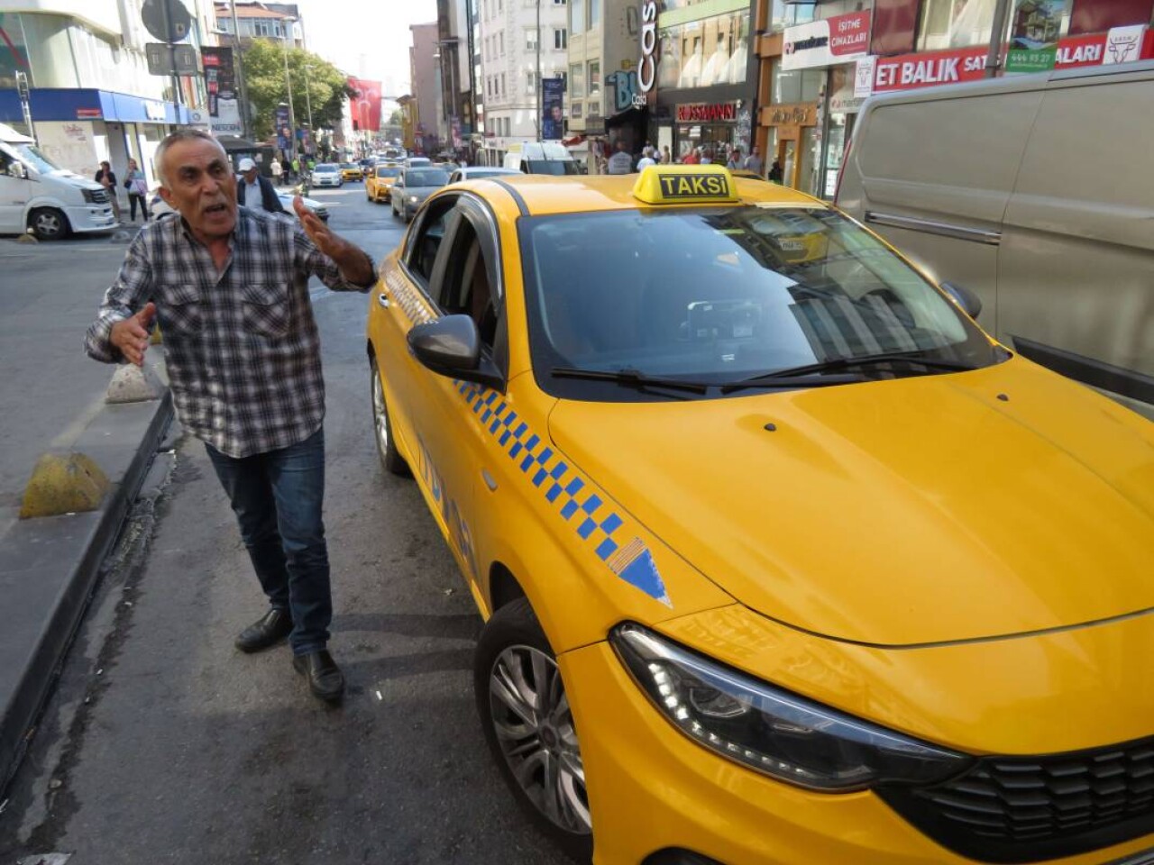 Ceza yazılmasına sinirlendi, aracını yumrukladı: 'Parçalayacağım bu aracı' 5